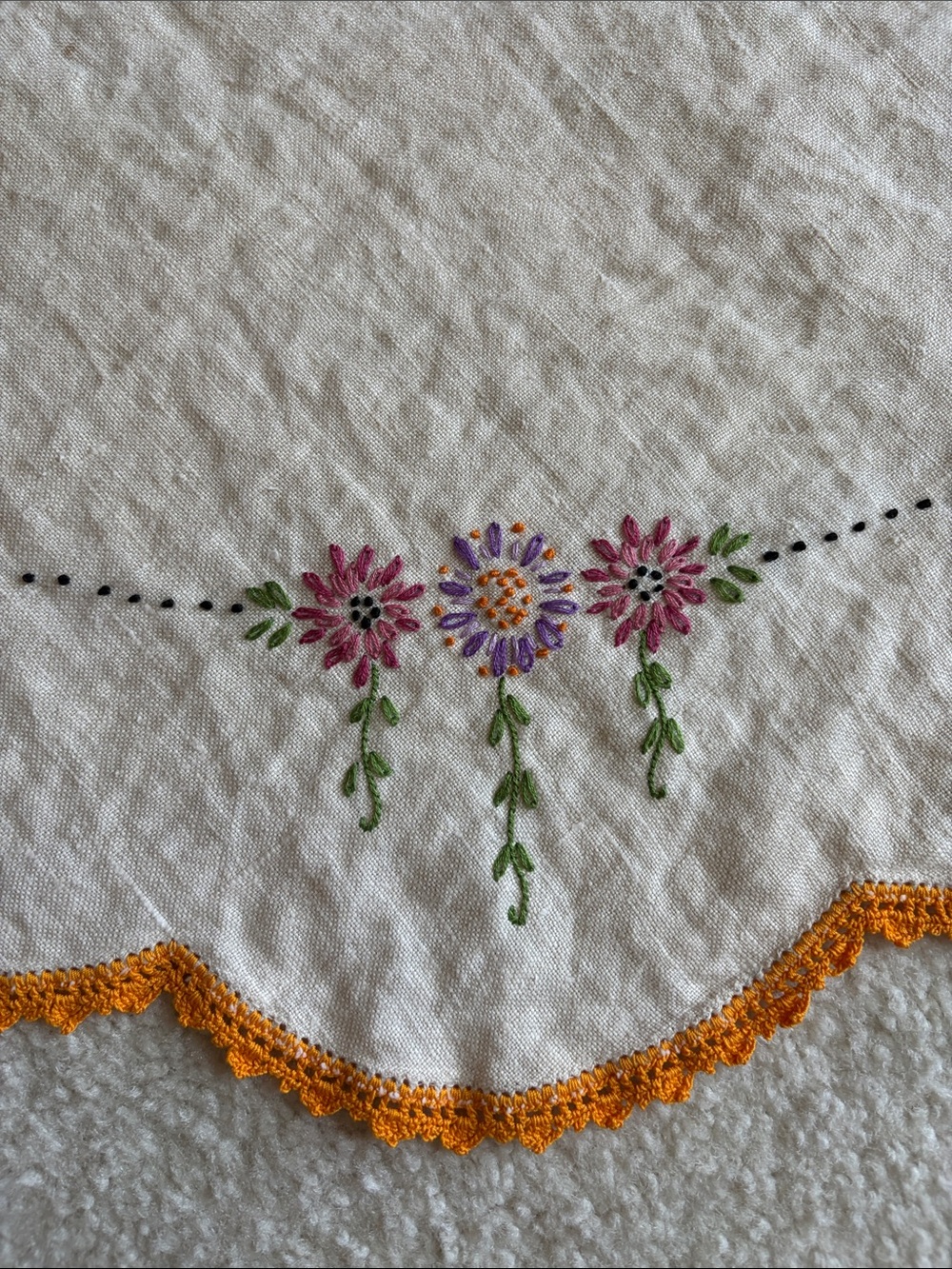 Vintage Embroidered Table Linen - Picture 3 of 5